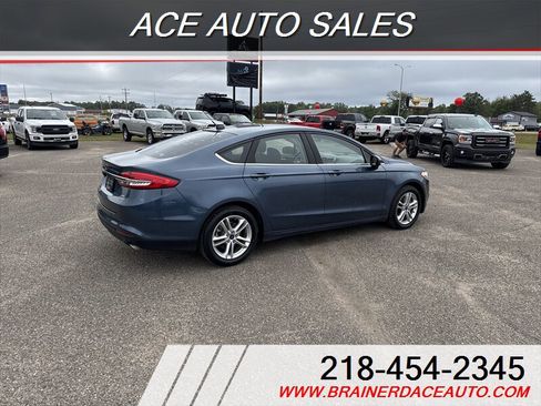 Used 2018 Ford Fusion SE w/ Fusion SE Technology Package image 3