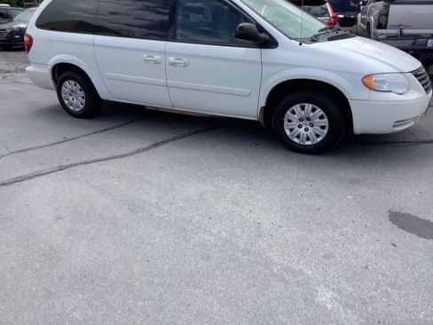 Used 2006 Chrysler Town & Country LX w/ Popular Equipment Group II FWD image 6