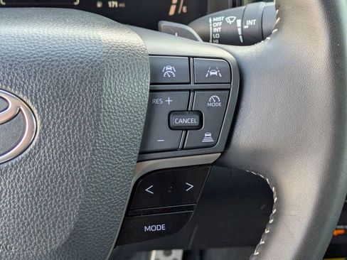 Used 2025 Toyota Camry SE image 9