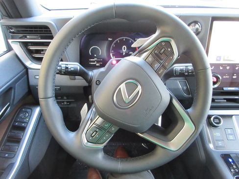 Used 2025 Lexus GX 550 w/ Accessory Package (2T) AWD/4WD image 39