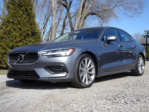 Used 2021 Volvo S60 T6 Momentum w/ Climate Package image 5