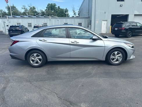 Used 2021 Hyundai Elantra SE FWD image 2