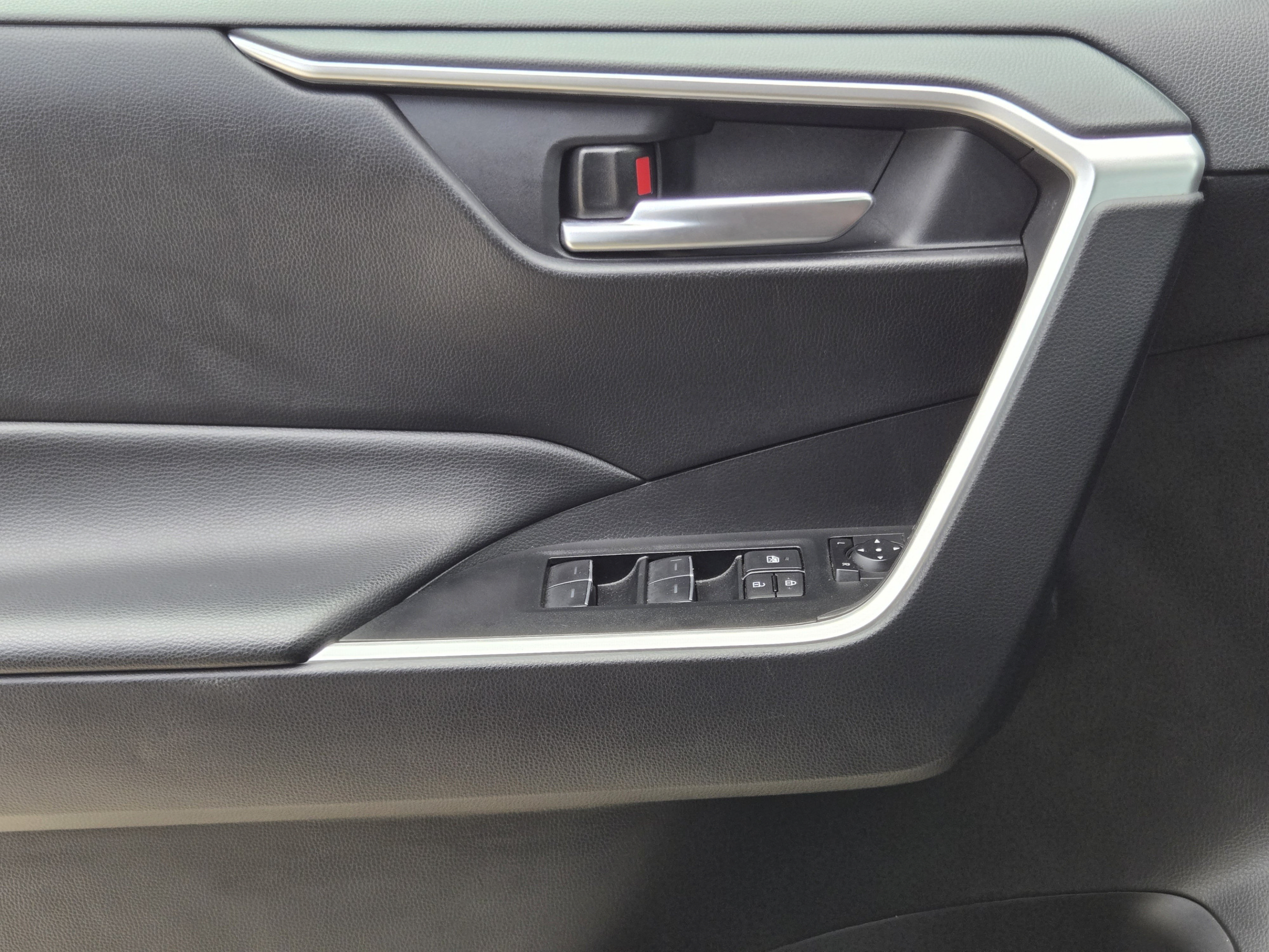 Used 2025 Toyota RAV4 XLE FWD image 20
