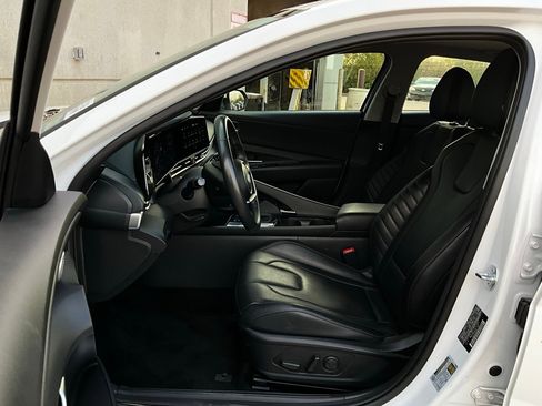Used 2025 Hyundai Elantra Limited image 10
