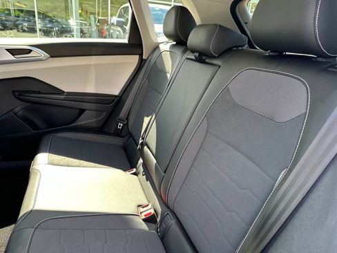 Certified 2025 Volkswagen Taos SE w/ Panoramic Sunroof Package AWD/4WD image 31