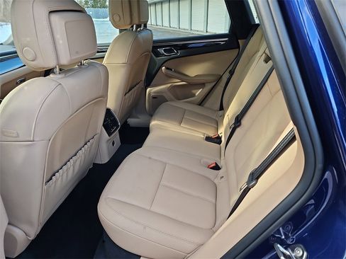 Certified 2025 Porsche Macan image 37