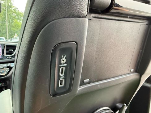 Used 2019 Chrysler Pacifica Touring-L FWD image 42