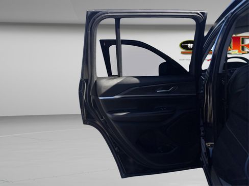 Used 2023 Jeep Grand Cherokee Limited image 21