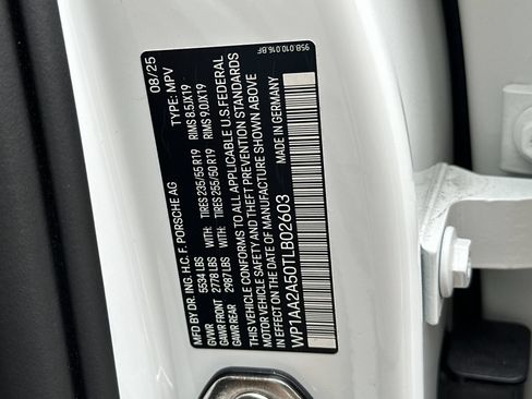 Certified 2026 Porsche Macan AWD/4WD image 33