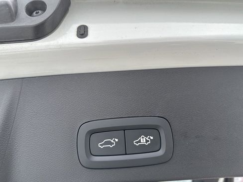 Certified 2025 Volvo XC40 B5 Core image 40