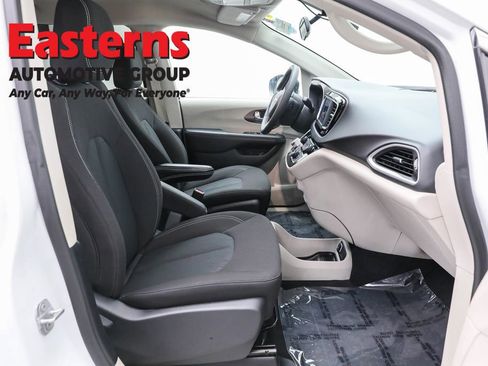 Used 2022 Chrysler Voyager LX image 22