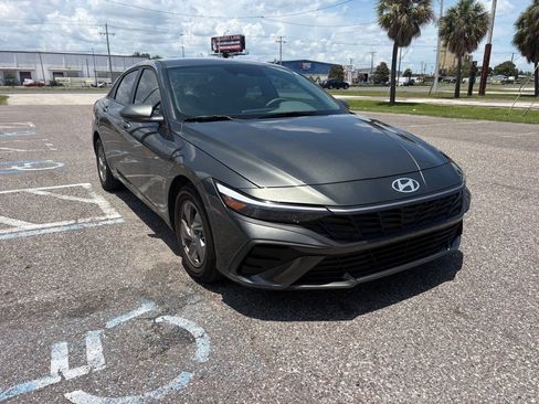 Used 2025 Hyundai Elantra SE FWD image 1