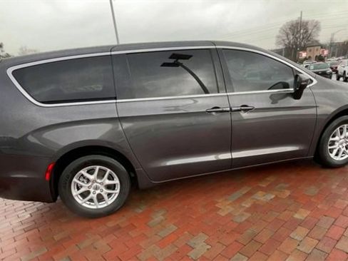 Used 2023 Chrysler Pacifica Touring-L image 2