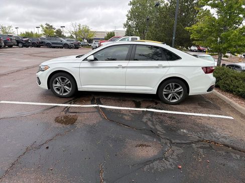 Used 2024 Volkswagen Jetta SE w/ Panoramic Sunroof Package FWD image 2