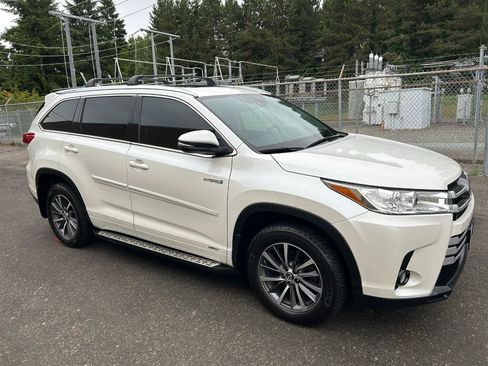Used 2017 Toyota Highlander XLE AWD/4WD image 3