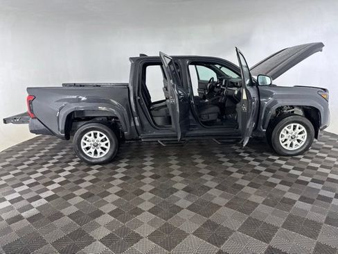 Used 2024 Toyota Tacoma SR5 AWD/4WD image 17