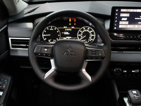 New 2025 Mitsubishi Outlander SE image 21