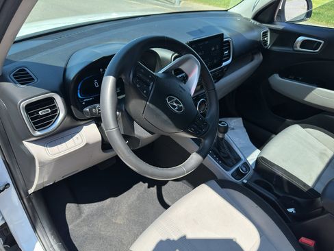 Used 2025 Hyundai Venue SEL image 17