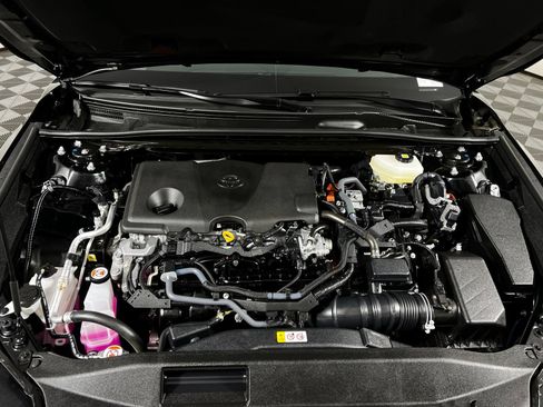 Used 2025 Toyota Camry SE FWD image 9