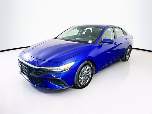 Used 2024 Hyundai Elantra SEL FWD image 3