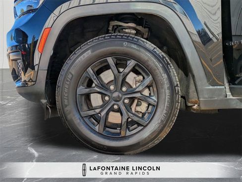Used 2024 Jeep Grand Cherokee L Laredo image 30