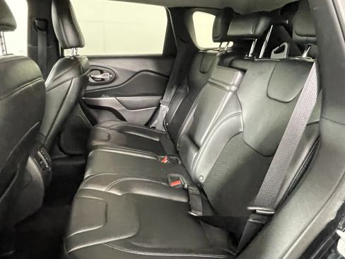 Used 2019 Jeep Cherokee Latitude Plus AWD/4WD image 14