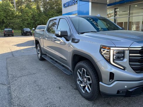 Used 2024 GMC Sierra 1500 SLT w/ SLT Premium Plus Package AWD/4WD image 3