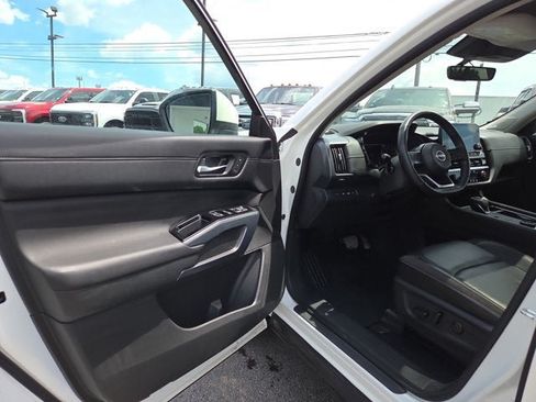 Used 2023 Nissan Pathfinder SL AWD/4WD image 7