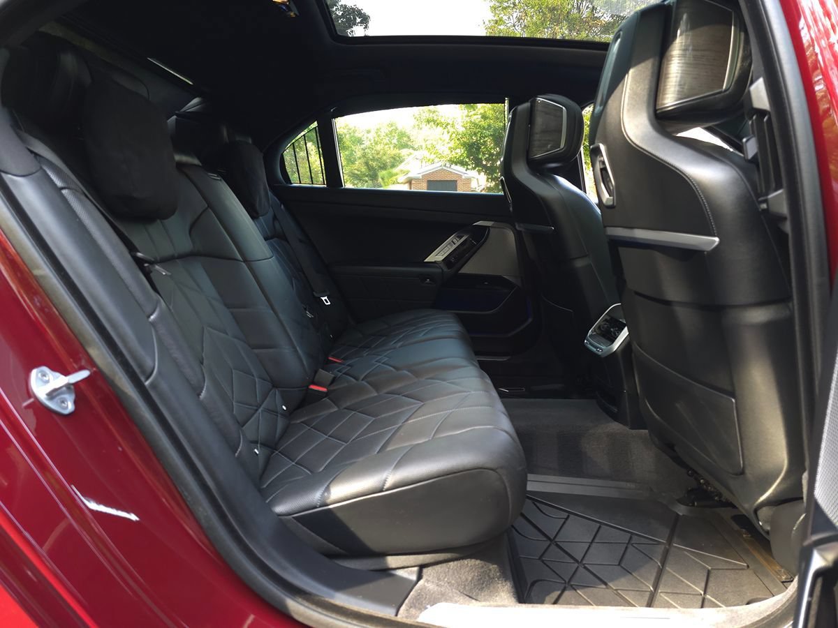 Used 2024 BMW i7 xDrive60 AWD/4WD image 27