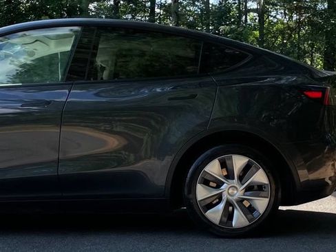 Used 2024 Tesla Model Y Long Range RWD image 5
