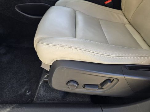 Used 2019 Volvo XC40 T4 Inscription image 35