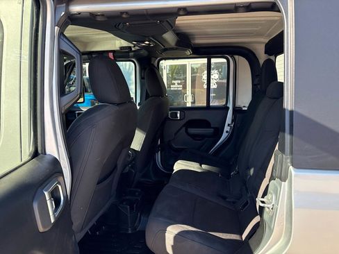 Used 2022 Jeep Gladiator Sport image 15
