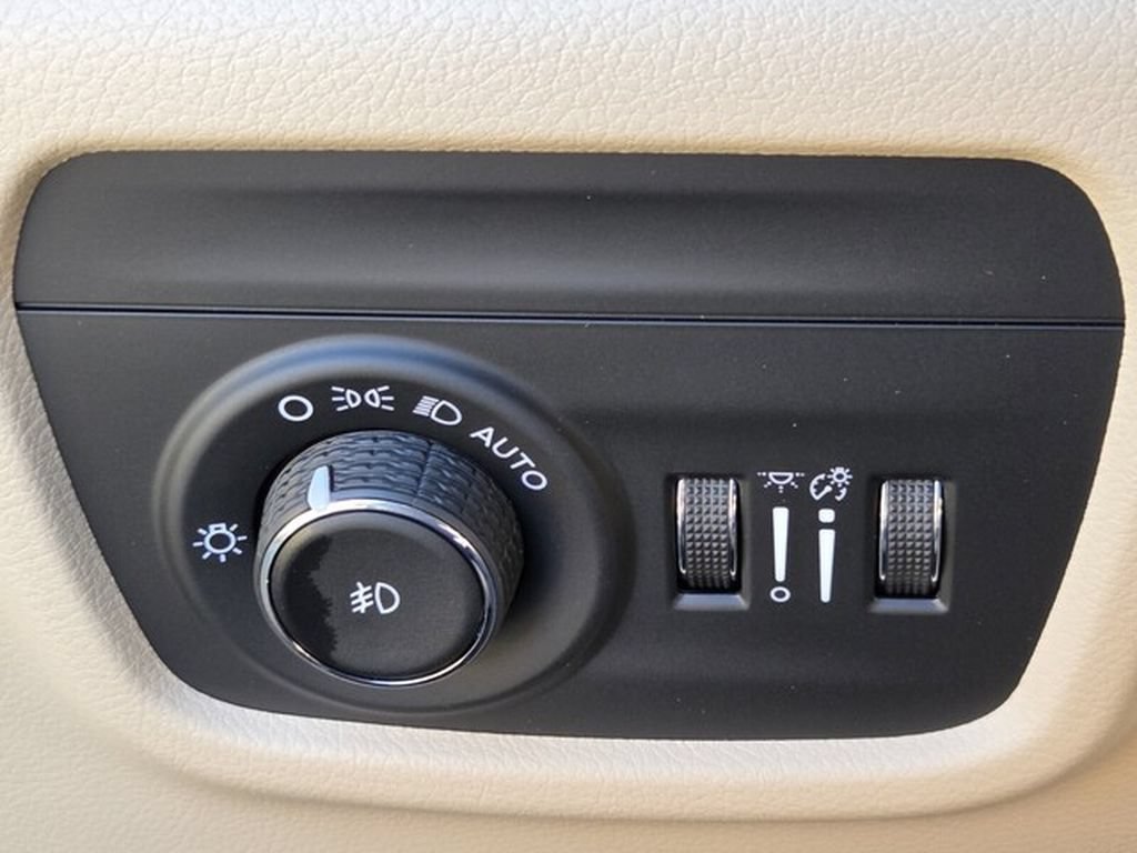 New 2027 Jeep Grand Cherokee Limited RWD image 29