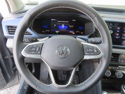 Used 2023 Volkswagen Taos SE w/ Panoramic Sunroof Package image 18