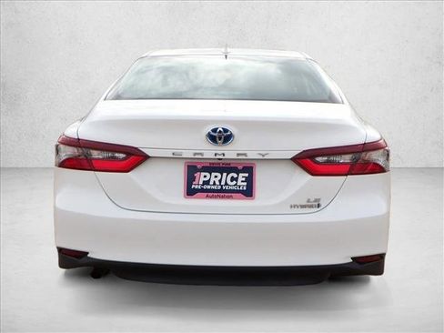 Used 2021 Toyota Camry LE image 3