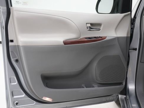Used 2014 Toyota Sienna XLE FWD image 15