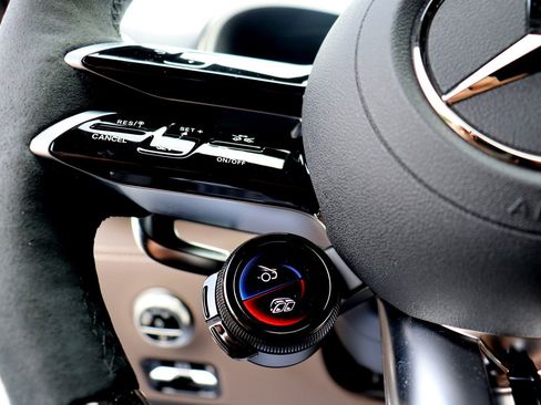 Used 2025 Mercedes-Benz SL 63 AMG 4MATIC image 38