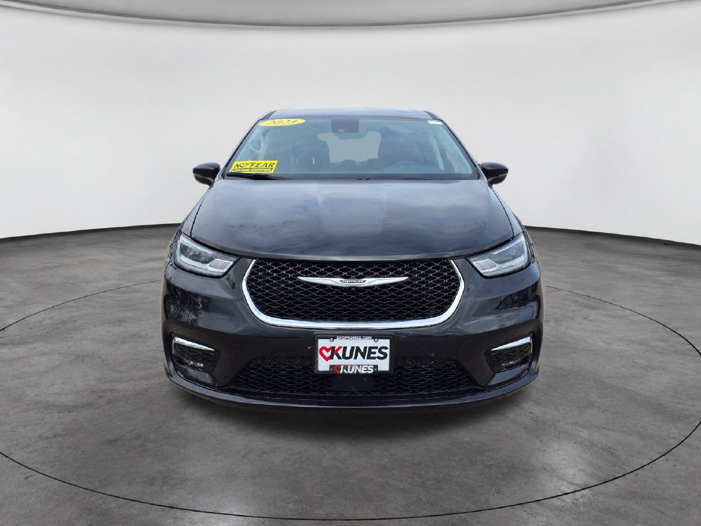 Used 2023 Chrysler Pacifica Touring-L FWD image 2