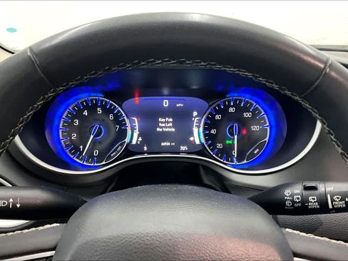 Used 2024 Chrysler Pacifica Touring-L FWD image 23