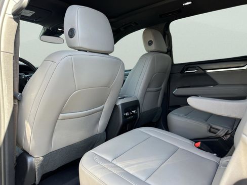 Used 2024 GMC Acadia Elevation image 17