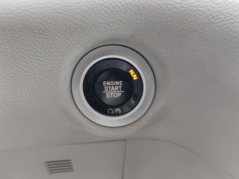 Used 2017 Chrysler Pacifica Touring-L w/ Tire & Wheel Group FWD image 33