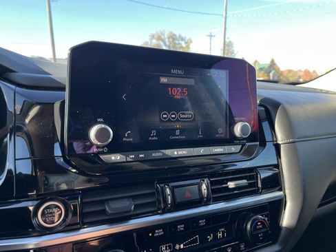 Used 2024 Nissan Pathfinder SV image 38