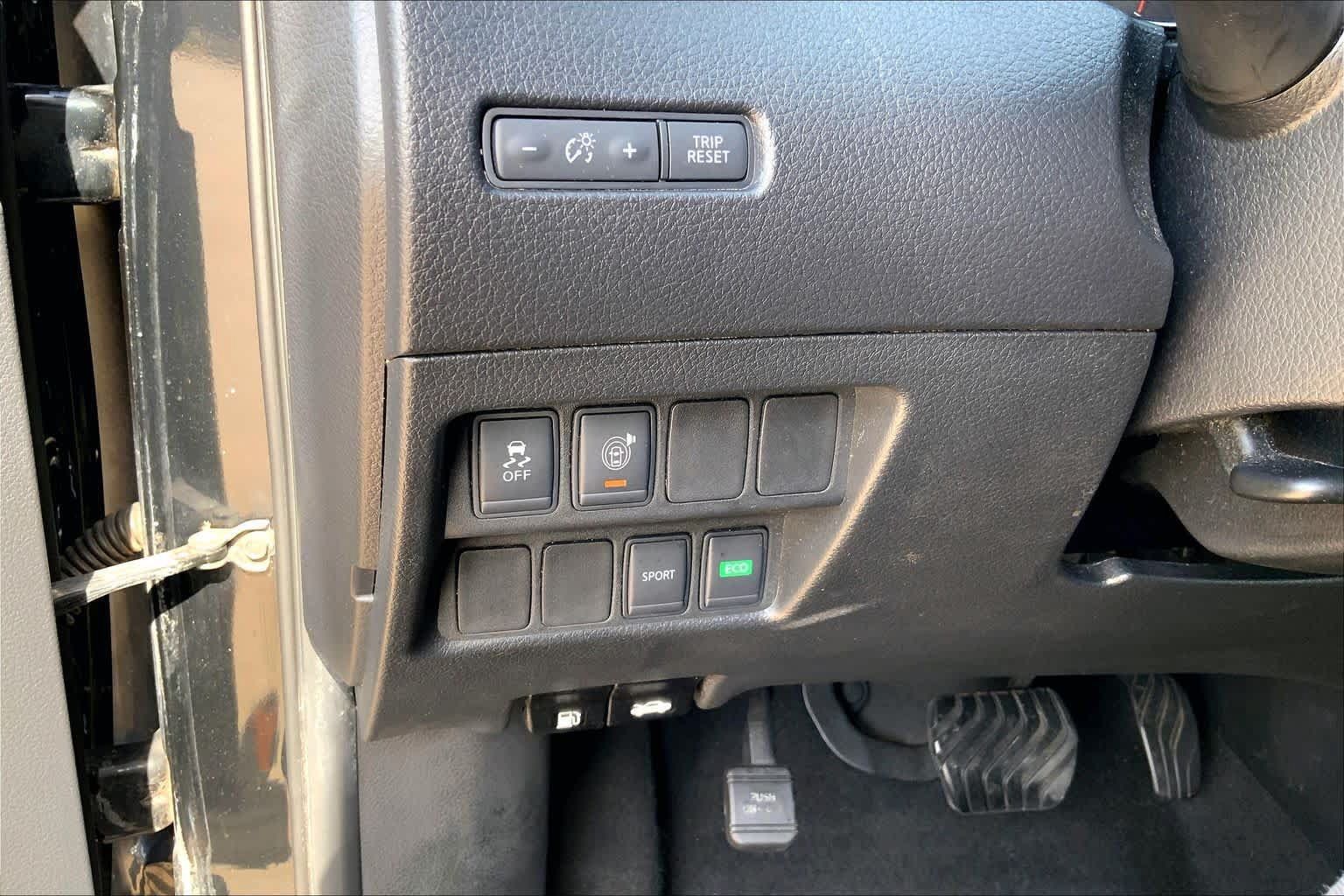 Used 2017 Nissan Rogue SV FWD image 32