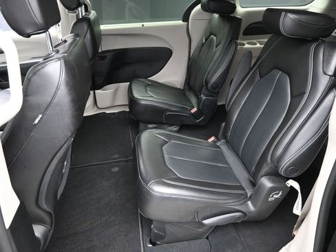 Used 2023 Chrysler Pacifica Touring-L image 11