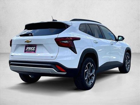 Used 2025 Chevrolet Trax LT FWD image 2