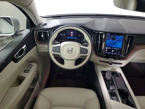 Used 2022 Volvo XC60 B5 Momentum w/ Climate Package FWD image 16