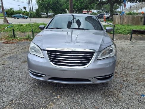 Used 2014 Chrysler 200 Touring FWD image 2