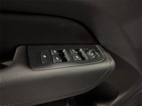 Used 2022 Volvo XC60 B5 Momentum image 15