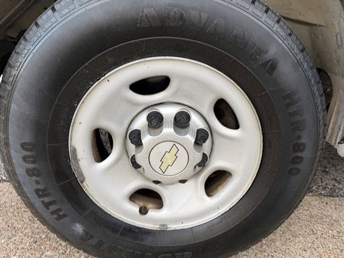 Used 2013 Chevrolet Express 2500 image 19