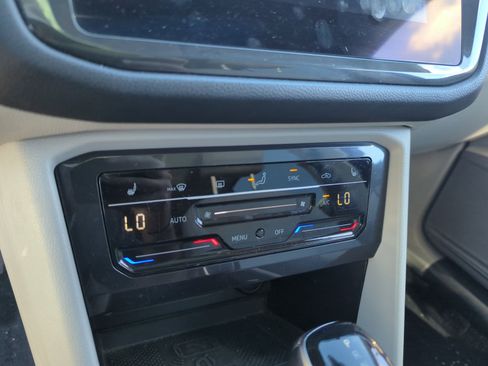 Certified 2022 Volkswagen Tiguan SE w/ Panoramic Sunroof Package image 12